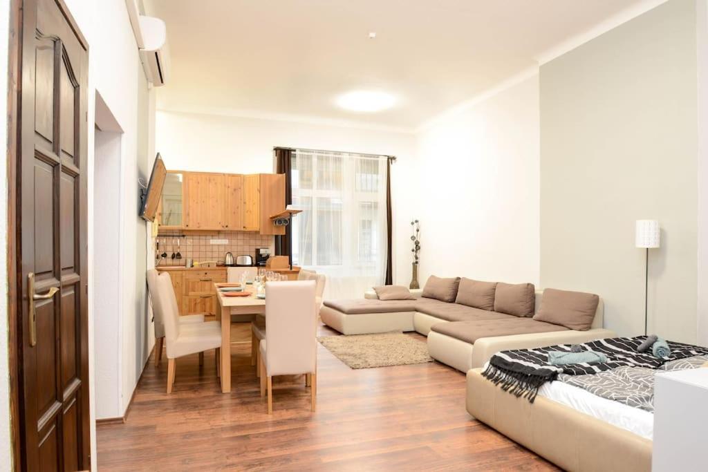 Famous Kiraly Street At Large 3Br 10Ppl @ Central Budapest Eksteriør billede
