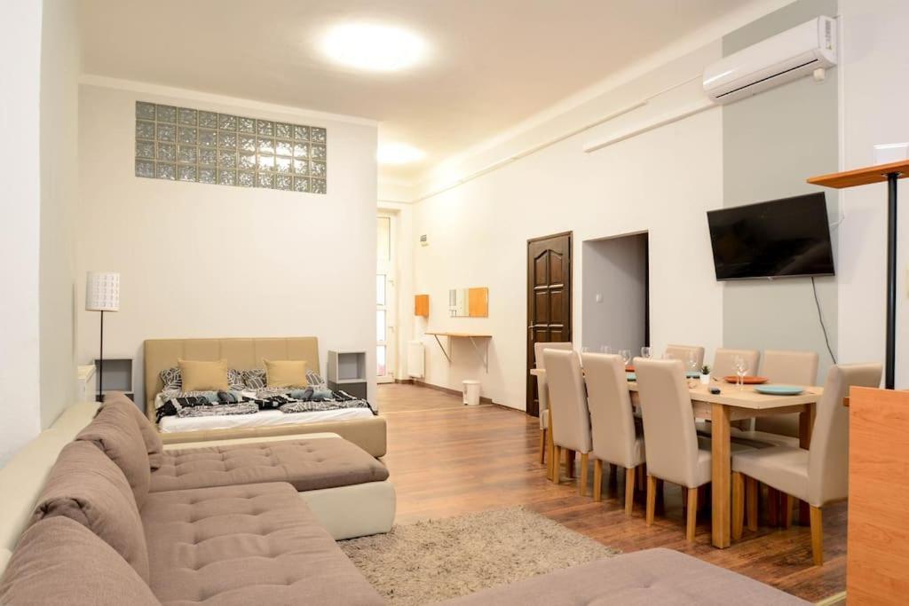 Famous Kiraly Street At Large 3Br 10Ppl @ Central Budapest Eksteriør billede